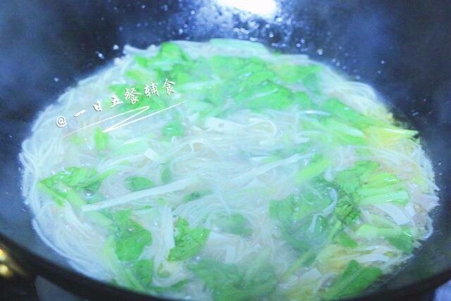 鸡汤面 宝宝营养辅食,鸡腿+小青菜+百叶, 面的品种不一样,煮熟时间也不一样,自己尝尝到了宝宝能吃的程度,加入青菜,大火煮30秒。🌻小贴士:菜切小段、大火煮,可以避免一定的营养流失