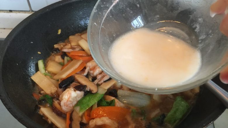 香甜米饭+中华烩饭,提前准备好湿淀粉,倒入锅中勾芡,淋上香油