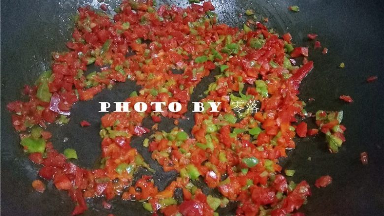 薄皮大馅素蒸饺,起油锅,放入青椒、甜椒翻炒;