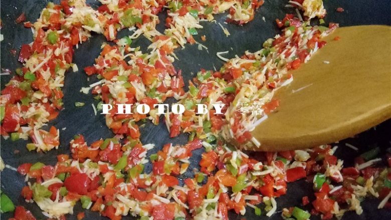 薄皮大馅素蒸饺,再放入金针菇翻炒;