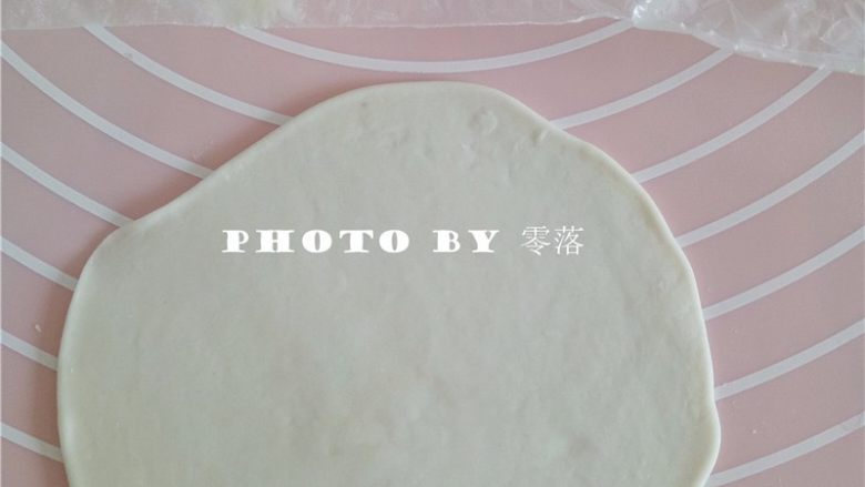 薄皮大馅素蒸饺,取一个小剂子,用手掌压扁,再用擀面杖擀薄;
