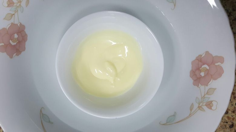 迷你小西瓜,在烤蛋糕的时候,我们可以把白色巧克力币放入碗中,隔热水融化
