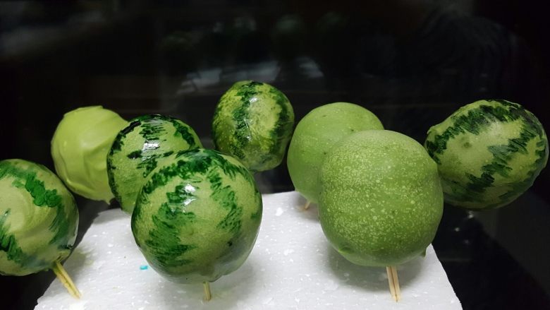迷你小西瓜,当巧克力液完全凝固以后,取适量可食用色素,用绿色色素用笔蘸赞赏画出西瓜的纹路,这样小西瓜就做好了