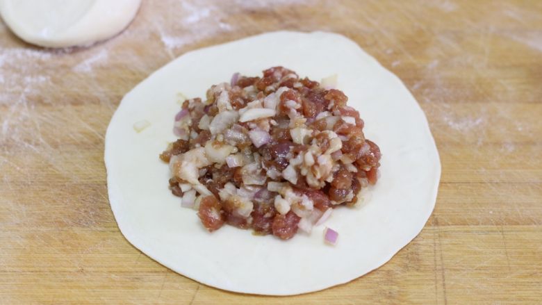 猪肉洋葱馅饼,饧好的面团再次揉匀,分成剂子,擀开,这里一定要把它擀的尽量薄,如饺子皮一样。