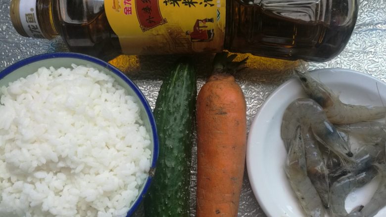 虾仁炒饭,准备食材。