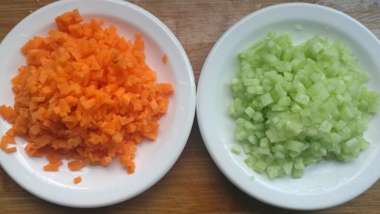 虾仁炒饭,<a style='color:red;display:inline-block;' href='/shicai/ 54'>黄瓜</a>、<a style='color:red;display:inline-block;' href='/shicai/ 2559'>红萝卜</a>洗净切成和米饭差不多大小的粒。