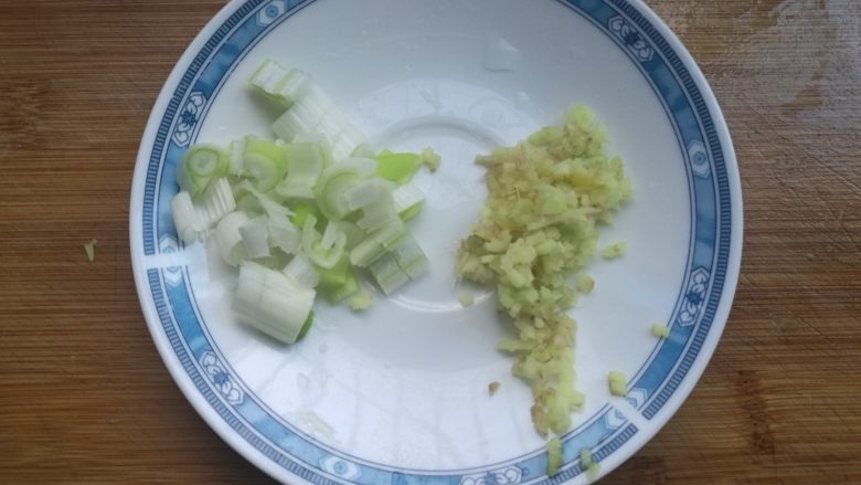 虾仁炒饭,准备豆瓣葱、姜末。