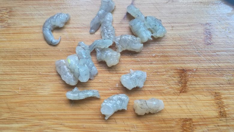 虾仁炒饭,虾仁洗净去头、剥去壳、去掉沙线、切成两段。