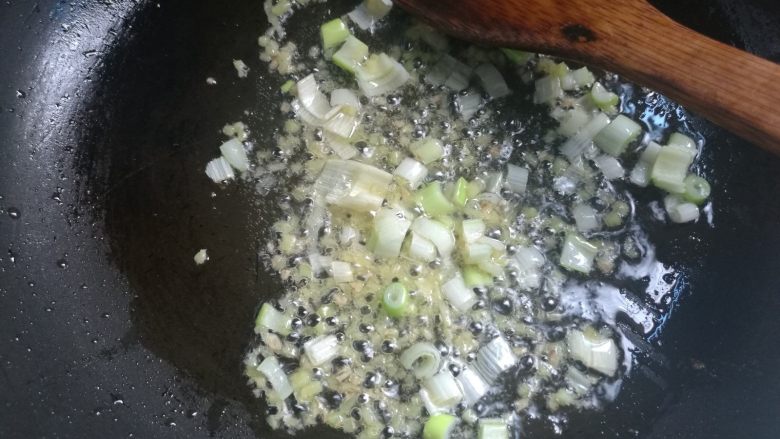 虾仁炒饭,另起锅，不用放油，下入葱姜末，小火煸香。