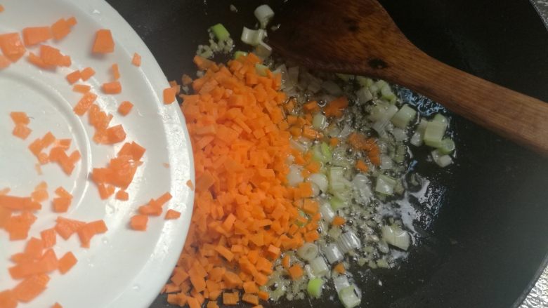 虾仁炒饭,下入红萝卜碎炒香。