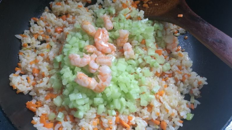 虾仁炒饭,米饭全部炒热，翻炒均匀。加入黄瓜丁和虾仁翻炒均匀，出锅装盘即可。