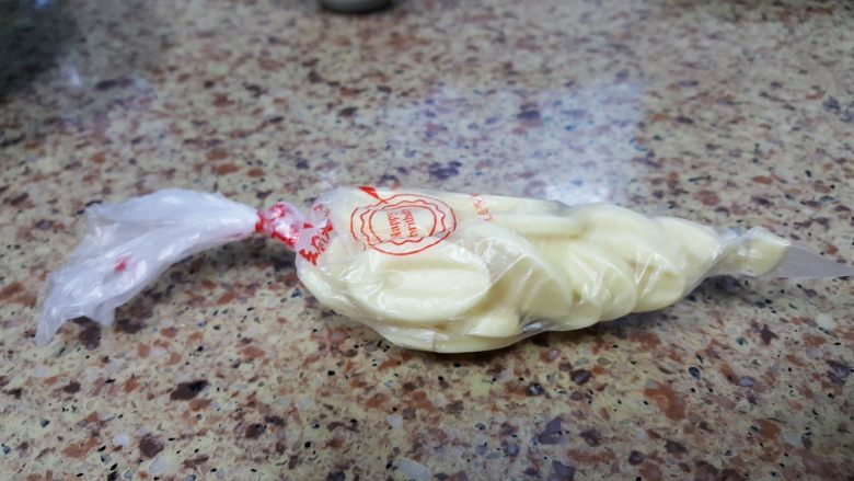 白色恋人,将白色法芙娜巧克力币放入裱花袋中,融化备用。