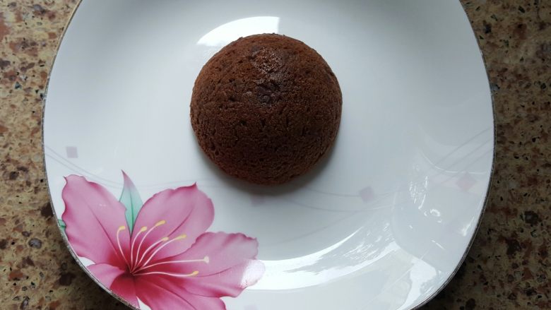 白色恋人,脱模后,放上装饰用的白色巧克力,切开蛋糕体会有流芯部分流出,我们就可以享用啦!