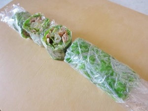 烤肉包菜卷,平放4片包菜,上面平铺炒料,卷起来后用刀切段