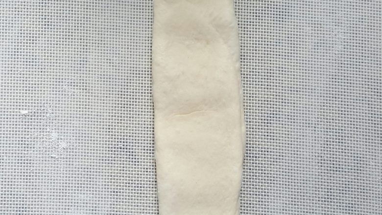格子吐司(面包机版),取一份面团,再擀长