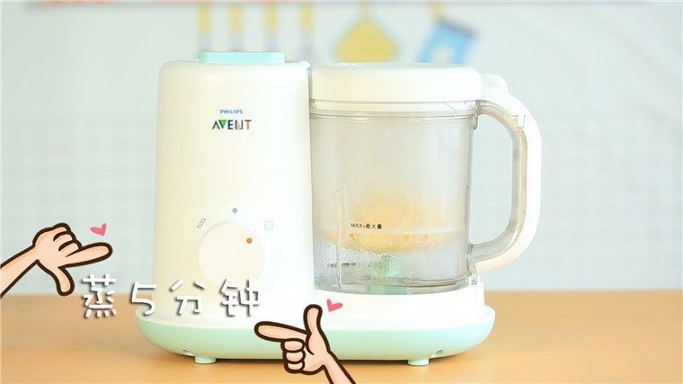 苹果牛油果泥,苹果放入辅食机蒸熟,大约5分钟左右哦~