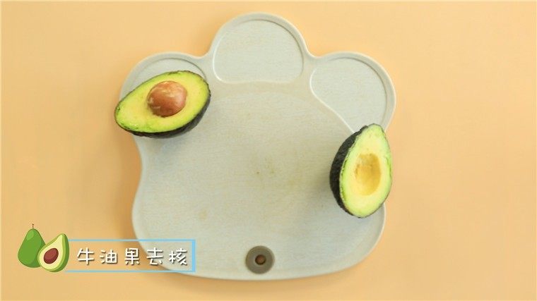 苹果牛油果泥,<a style='color:red;display:inline-block;' href='/shicai/ 2157'>牛油果</a>去核 。