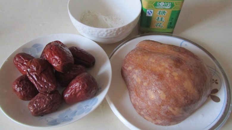 桂花红枣蒸南瓜,准备好原材料;
