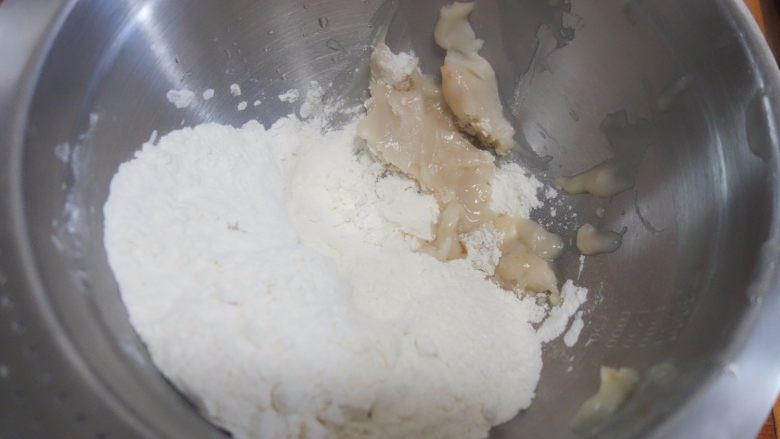 中秋月饼怎么做?手把手教你做蛋黄酥 ,把油皮中的所有材料放入盘里冲入83g烧滚的开水,揉到面团光滑即可不需要揉到手套膜,没有面包机的话就手揉也可以,油皮中水量不能减少,随意减水容