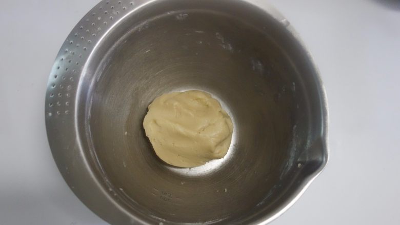 中秋月饼怎么做?手把手教你做蛋黄酥 ,低粉加入冷藏的猪油揉好备用,猪油多少按实际添加揉到成团即可,也是盖好保鲜冰箱松弛30分钟左右