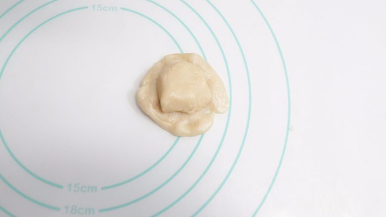 中秋月饼怎么做?手把手教你做蛋黄酥 ,取一份油皮按扁包入一份油酥,依次放好盖上保鲜膜
