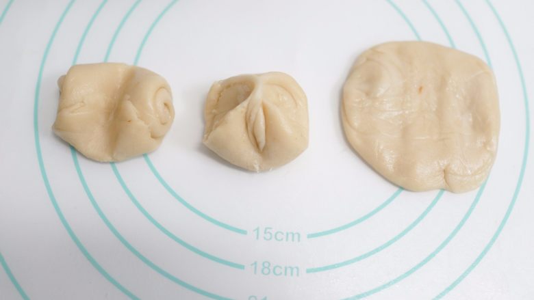 中秋月饼怎么做?手把手教你做蛋黄酥 ,从第一个开始做直接压扁包豆沙馅,请注意看清楚了,卷好的酥皮用大拇指中间按一下把卷卷的皮再往里压,然后擀成圆形中间稍厚外层稍薄一些