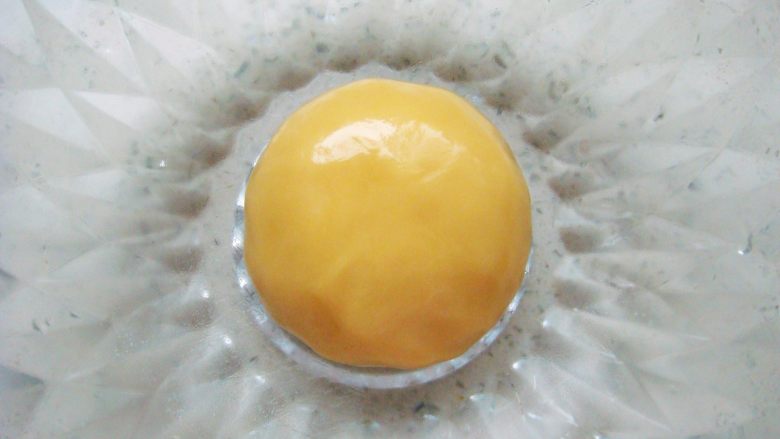 广式莲蓉蛋黄月饼,和成光滑的面团,盖上保鲜膜放置一旁醒一个小时。