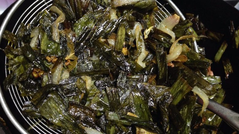 变废为宝——葱料油,
等到葱叶变成深绿色,在微焦的时候捞出,用勺压出里面的油脂,完全冷却后装在无水干净的瓶里保存就可以了