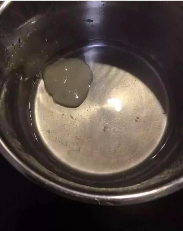 羊羹里居然有金鱼、玫瑰花,快来看看怎么做,糯米团部分
第一步,依次少量地往糯米粉中加水,混合成团。准备一锅沸水,将糯米团捏扁放入沸水中煮,煮到糯米团的边开始透明化即可出锅,放凉
