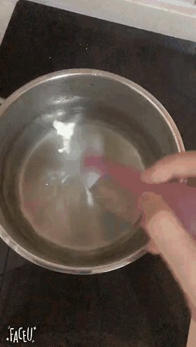 羊羹里居然有金鱼、玫瑰花,快来看看怎么做,摆盘定型
第一步,将寒天粉加入水中,放电磁炉上煮沸,一边煮一边搅拌,加入冰糖或细砂糖煮化。最后加入水怡煮化。