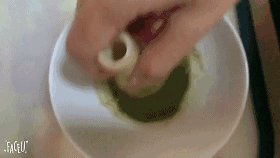 羊羹里居然有金鱼、玫瑰花,快来看看怎么做,羊羹
第一步,准备750克的锦玉羹,分成两个375克。将抹茶粉用热水化开,锅中先倒入375克的锦玉羹,后将红豆沙倒入搅拌。