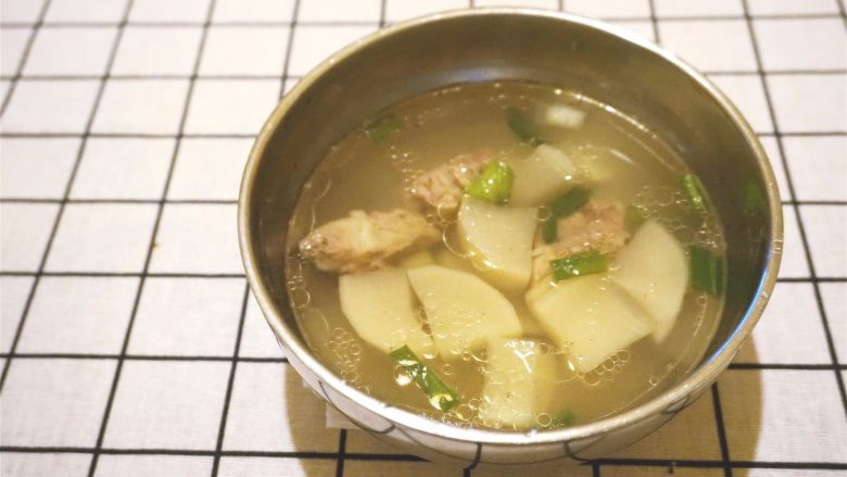 新锅入伙之萝卜排骨汤,将上述所有材料放入压力锅或者汤锅里加水煮就可以了。

等汤好了以后加入葱花，再盖上盖子用余热焖1-2分钟左右，就能开锅食用啦！