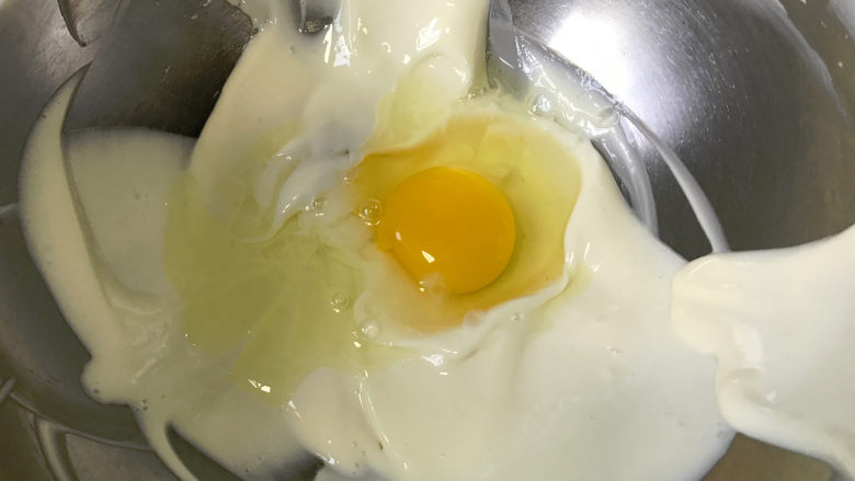 黄桃乳酪派,加入<a style='color:red;display:inline-block;' href='/shicai/ 9'>鸡蛋</a>液,拌匀