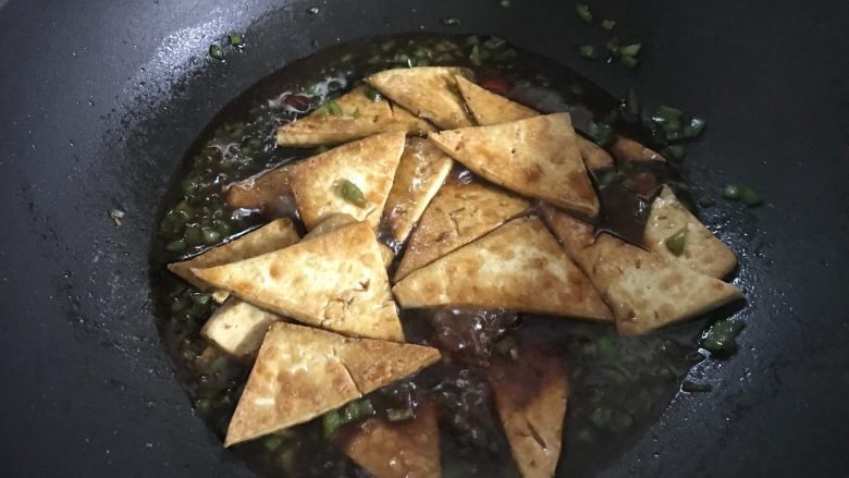 家常香煎豆腐,11、煮开后放入豆腐块,大火收汁。