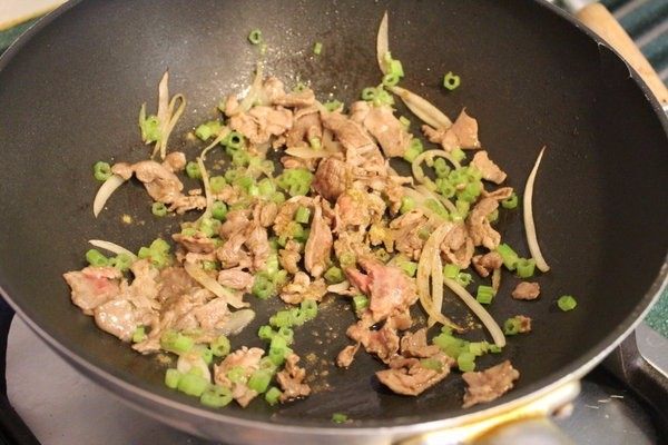 香甜米飯+米披萨,蒙古烤肉风味馅料:热锅后将洋葱丝炒香,加入牛、羊肉片,菠菜梗,再以盐、胡椒和孜然粉调味。