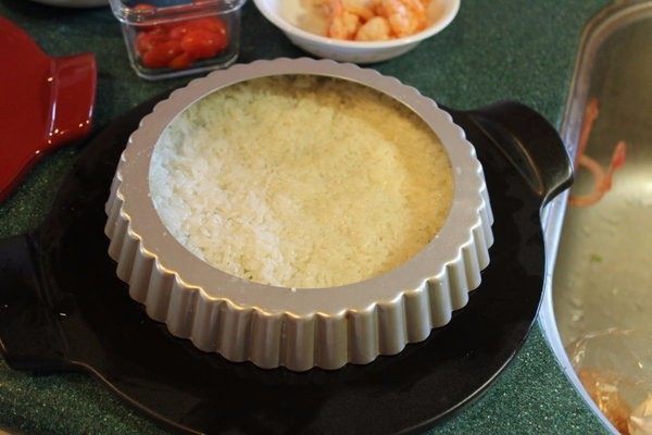 香甜米飯+米披萨,将米饭放入倒扣的派模,用手将饭铺平压紧。手沾一些水,手指就不会沾黏饭粒。