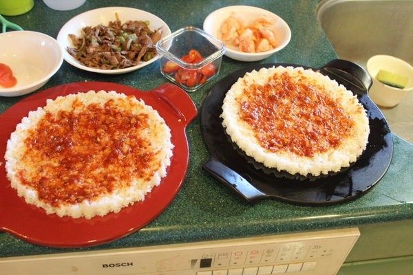 香甜米飯+米披萨,抹上蕃茄抹酱。