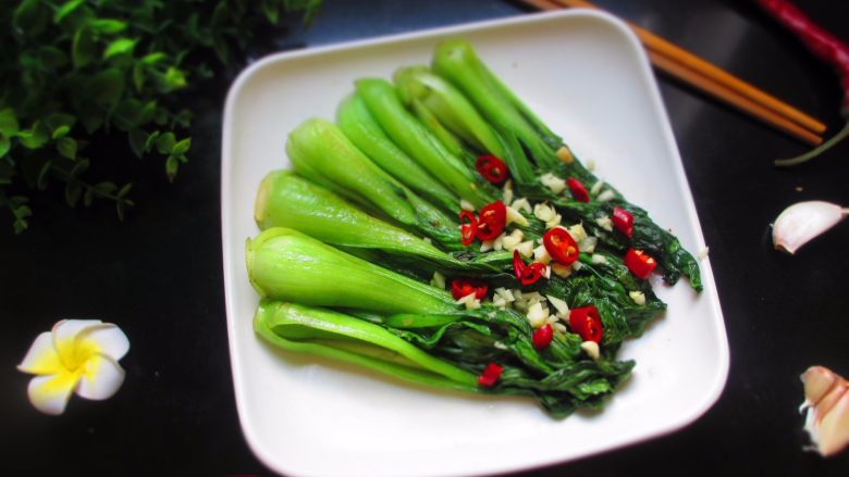 香辣蒜末青菜,翻炒至青菜熟之后,装盘上桌