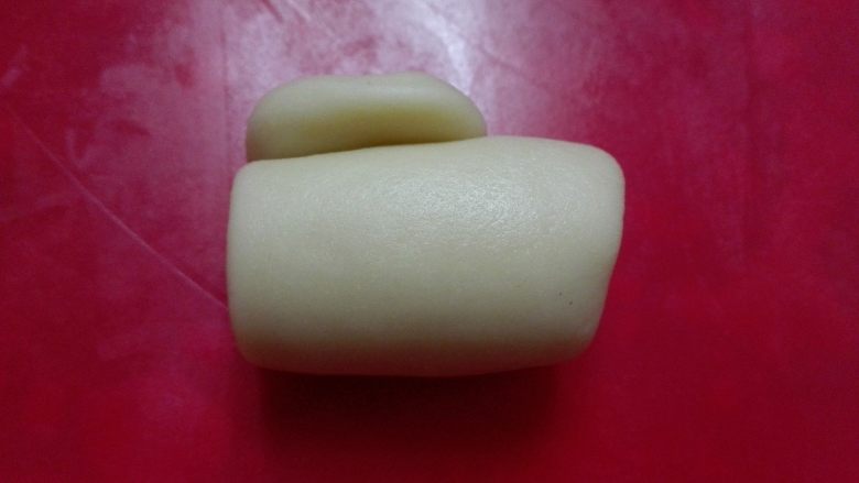 美味蛋黄酥,再擀成牛舌状,再卷起,静置20分钟
