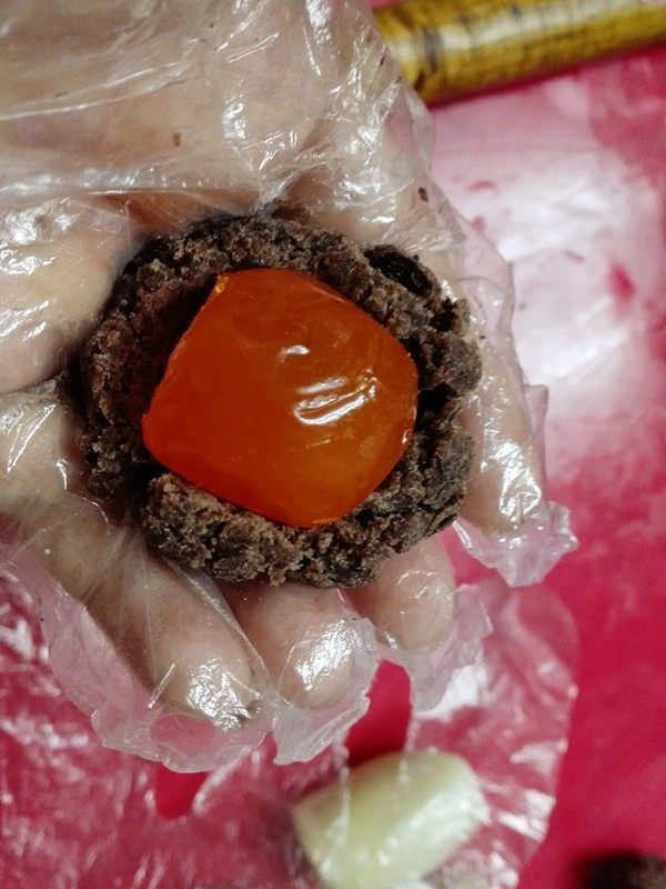美味蛋黄酥,豆沙包上<a style='color:red;display:inline-block;' href='/shicai/ 9596'>咸蛋黄</a>,备用