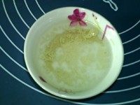 反卷黑芝麻双色馒头——第四版,将酵母用<a style='color:red;display:inline-block;' href='/shicai/ 156925'>水</a>化开