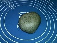 反卷黑芝麻双色馒头——第四版,揉成黑芝麻面团