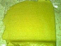 香草砂糖饼干,倒在案台上,擀成约0.3厘米厚的片