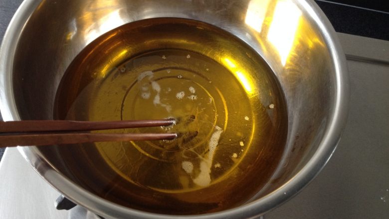香酥油条,倒入较多的菜籽油,中火将有烧热,把筷子放入油中,会冒出许多泡泡即可炸制