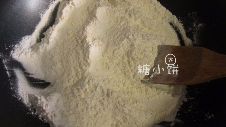【苏式五仁月饼】,普通面粉(即中筋面粉)100G和<a style='color:red;display:inline-block;' href='/shicai/ 520'>糯米粉</a>100G混合,放入锅中干炒