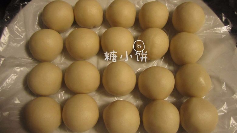 【苏式五仁月饼】, 普通面粉290G,水115ML和猪油75G混合揉匀成油皮,分割成20个,滚圆备用
(任何时候都要注意用保鲜膜盖好暂时不操作的面团以免表面风