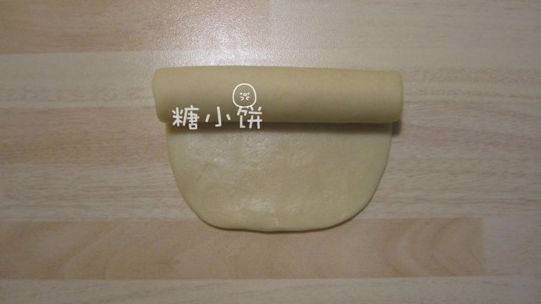 【苏式五仁月饼】,卷起来,完成一次擀卷。依次做好20个
(任何时候都要注意用保鲜膜盖好暂时不操作的面团以免表面风干!)