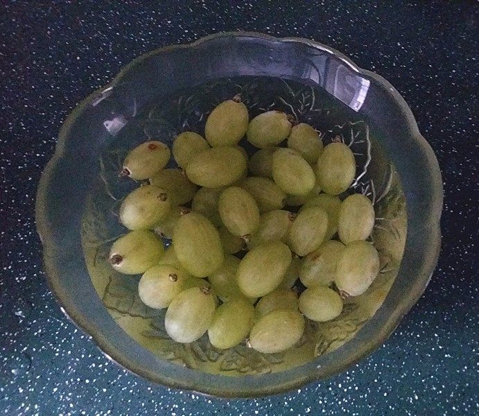 青提苦瓜蜂蜜汁,青提用盐水清洗干净,是清洗非浸泡哟