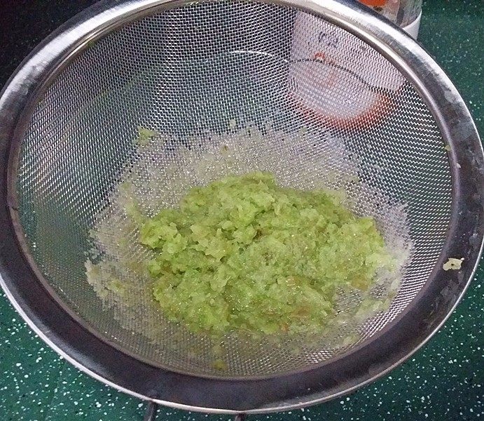 青提苦瓜蜂蜜汁,倒出果蔬汁、有青提籽在里,可过滤2遍
PS:如用破壁机可不用过滤