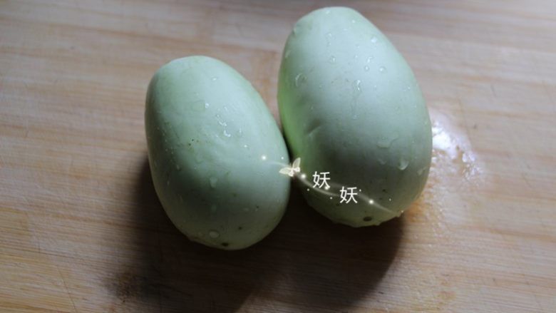 蒜香蒸茄泥,<a style='color:red;display:inline-block;' href='/shicai/ 89390'>青茄子</a>去蒂,洗干净。